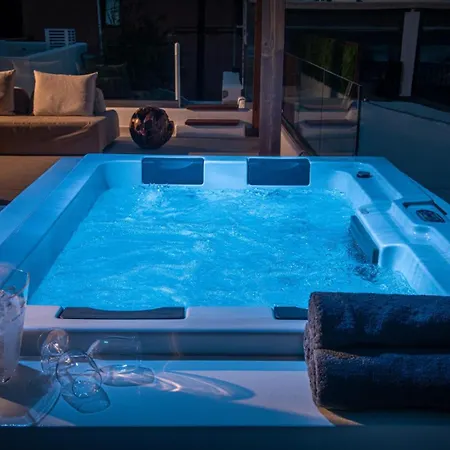 Mint Private Pool And Jacuzzi By Checkin *